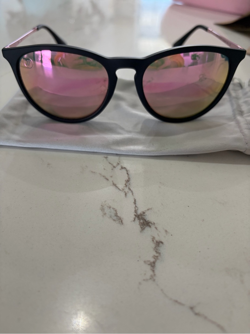 Women’s Round Sunglasses with Pink Mirrored Lenses